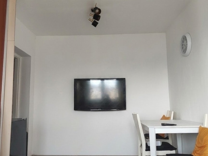 Novo opremljena garsonijera 20 m2 s odvojenom kuhinjom