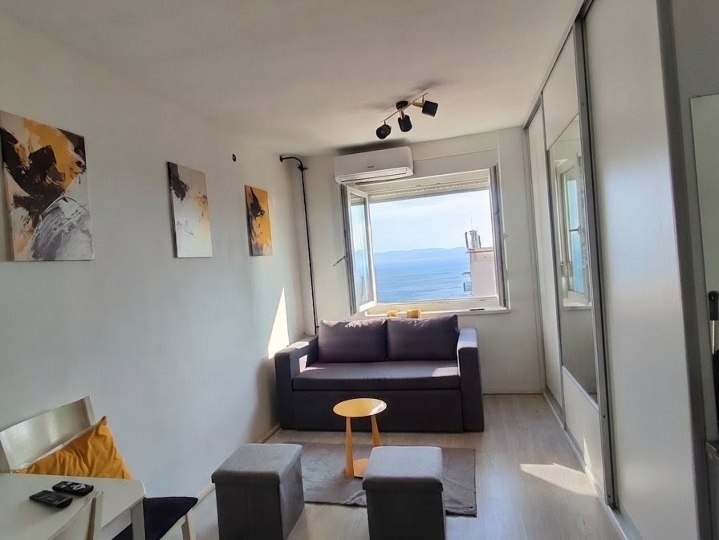 Novo opremljena garsonijera 20 m2 s odvojenom kuhinjom