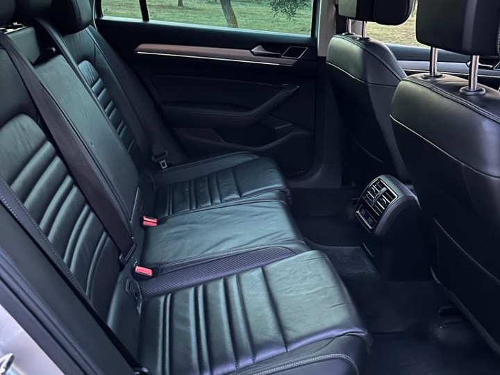 VW Passat variant B8, 2.0 TDI, 2x r-line oprema top stanje i oprema!!!