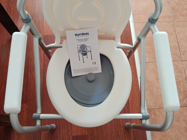 Toaletni stolac s posudom
