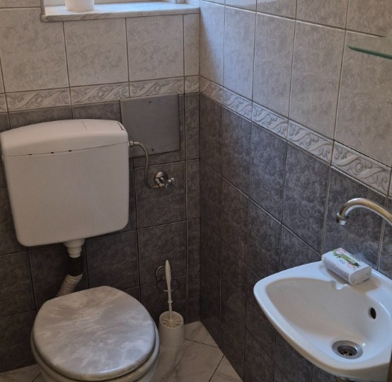 Potpuno namješteni jednosobni stan s dnevnim boravkom
