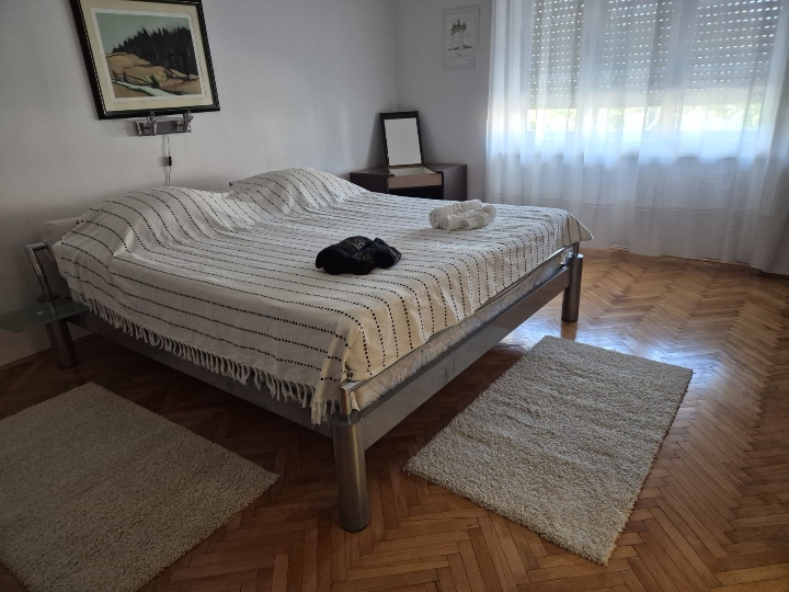 Potpuno namješteni jednosobni stan s dnevnim boravkom