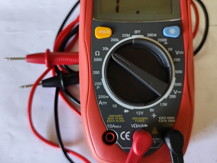 Univerzalni digitalni instrument UniT