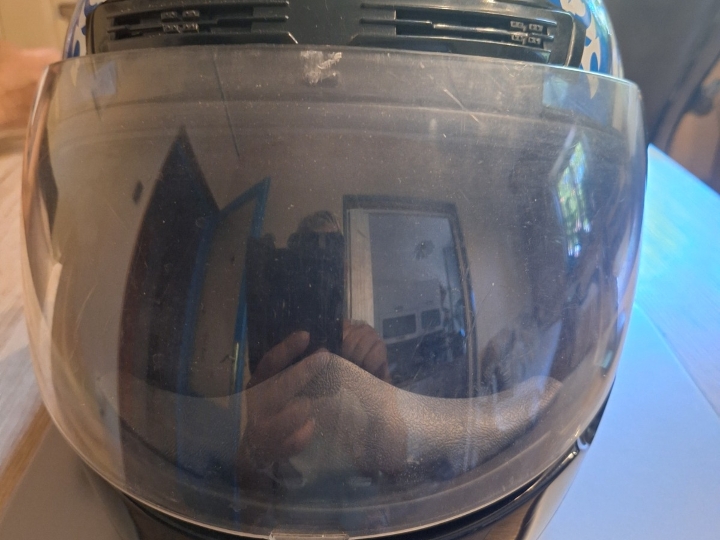 Prodajem moto kacigu