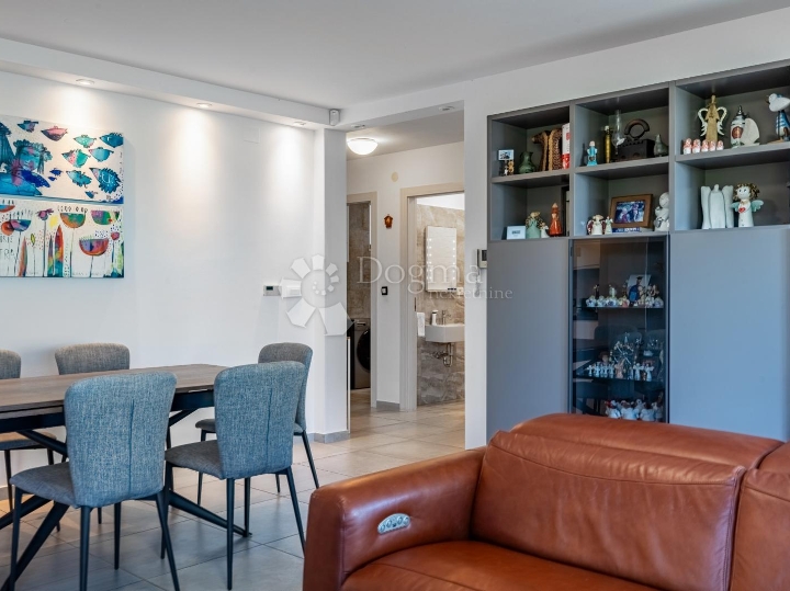 Kostrena, 3S+DB u novogradnji s okućnicom, garažom
