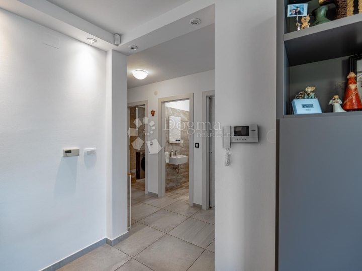Kostrena, 3S+DB u novogradnji s okućnicom, garažom
