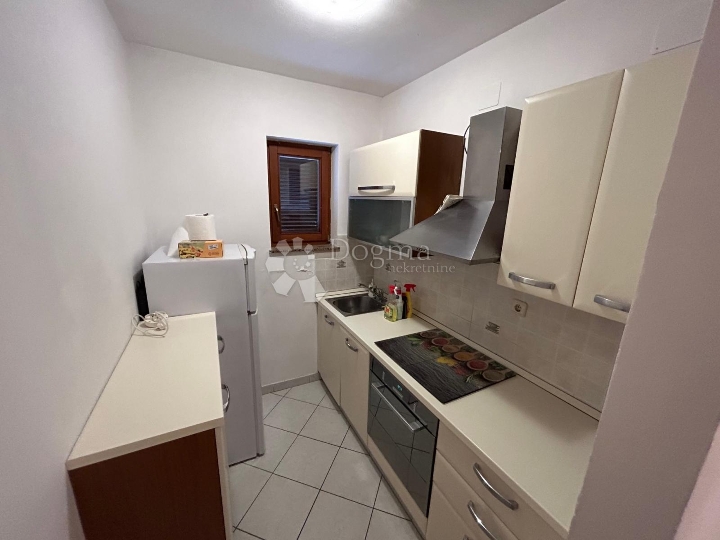 Ugodan apartman- novija zgrada, blizina mora!