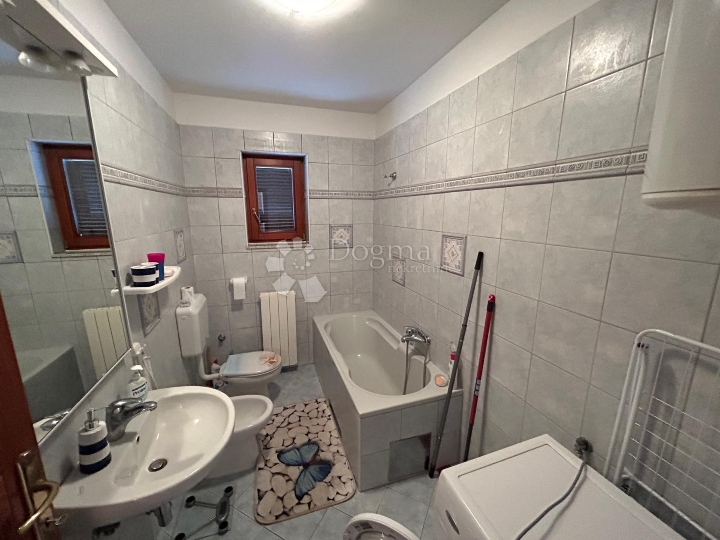 Ugodan apartman- novija zgrada, blizina mora!