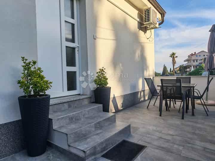 Jutarnja kava s pogledom na more, Volosko, Opatija, 2S+DB, 62m2