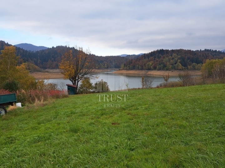 Izvrsna lokacija 1. red do jezera, 5.582 m² i uz građ. i turističku zonu