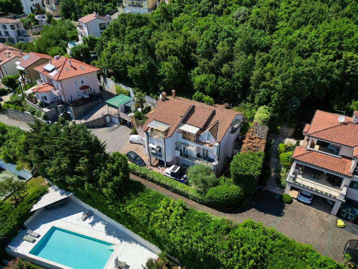 Ičići, kuća sa 7 apartmana