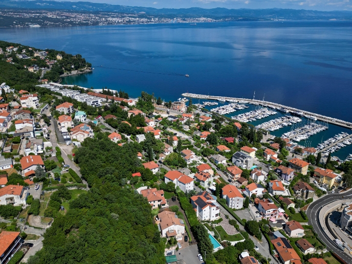 Ičići, kuća sa 7 apartmana
