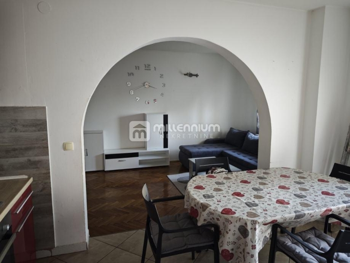 Krk, 55.30m, 1S+DB, terasa, parking, 2 dvorišta