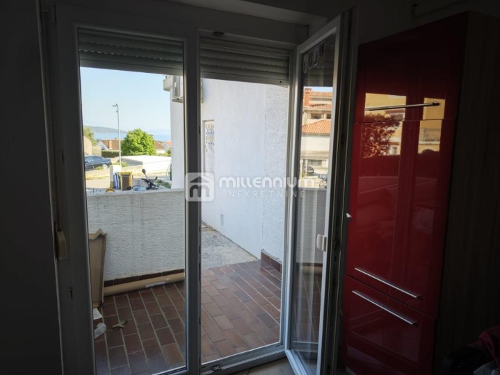 Krk, 55.30m, 1S+DB, terasa, parking, 2 dvorišta