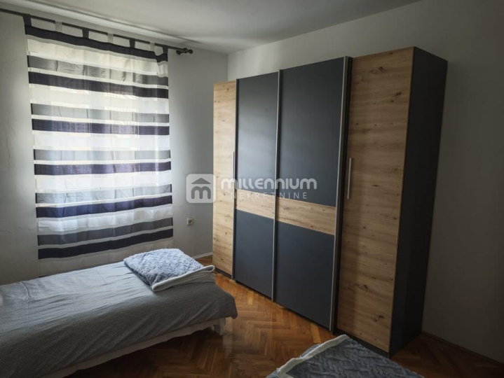 Krk, 55.30m, 1S+DB, terasa, parking, 2 dvorišta