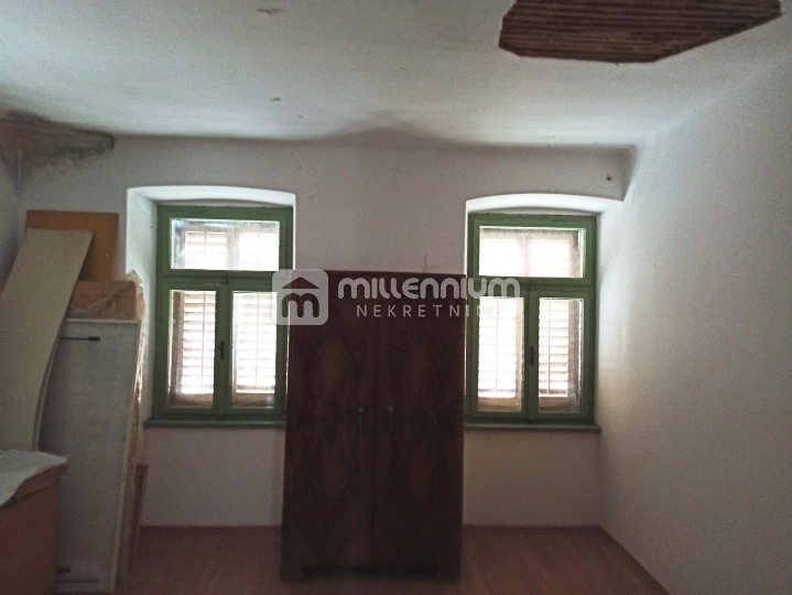 Otok Krk, Risika, dio kuće, mogućnost troetažnog apartmana, okućnica