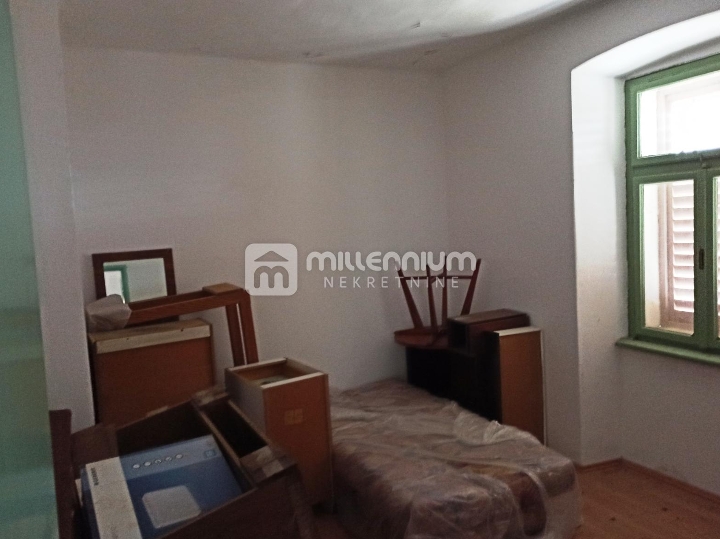Otok Krk, Risika, dio kuće, mogućnost troetažnog apartmana, okućnica