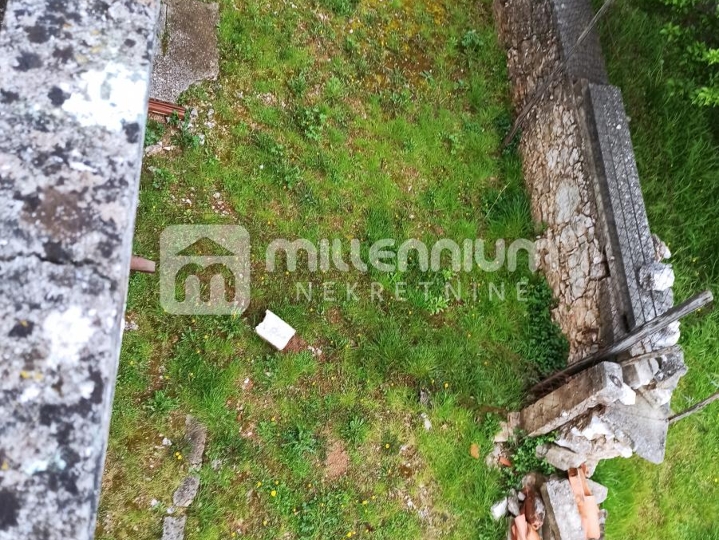 Otok Krk, Risika, dio kuće, mogućnost troetažnog apartmana, okućnica