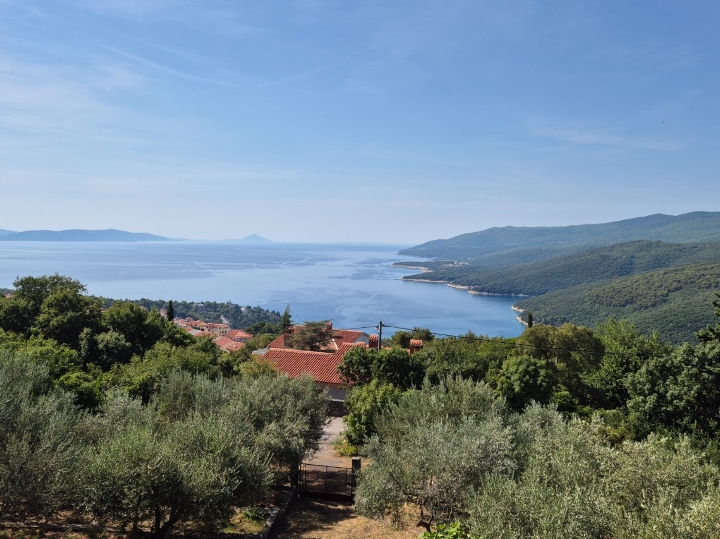 Rabac – 2.300 m² građevinskog zemljišta s kućom i panoramskim pogledom
