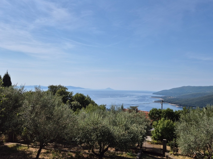 Rabac – 2.300 m² građevinskog zemljišta s kućom i panoramskim pogledom