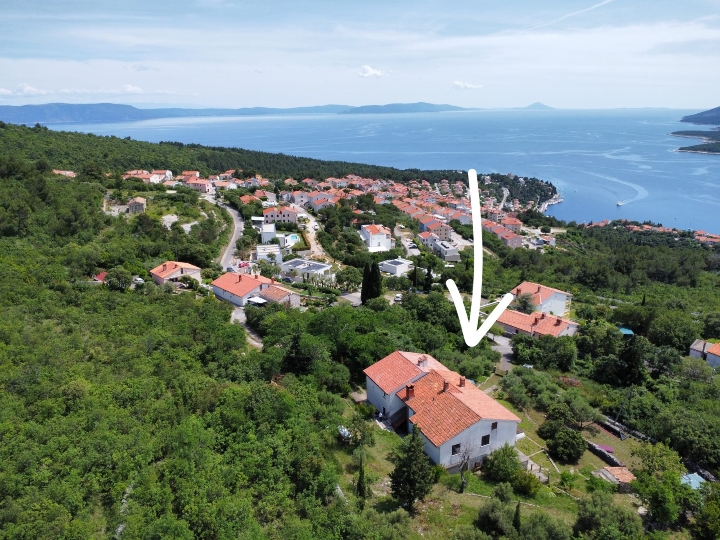 Rabac – 2.300 m² građevinskog zemljišta s kućom i panoramskim pogledom