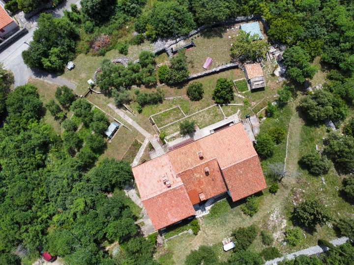 Rabac – 2.300 m² građevinskog zemljišta s kućom i panoramskim pogledom
