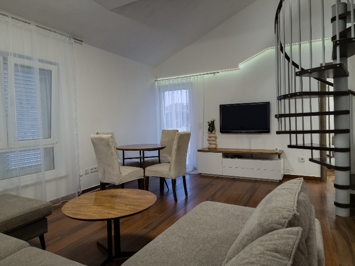 Zadar, novonamješten dvoetažni, trosoban stan 82 m²