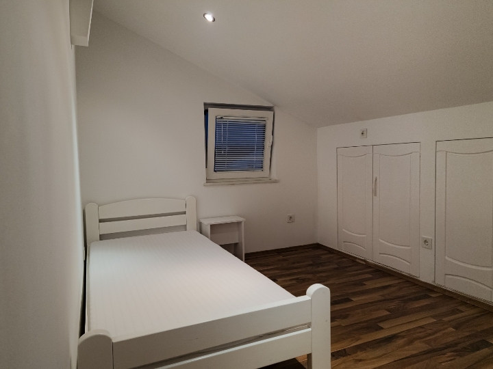 Zadar, novonamješten dvoetažni, trosoban stan 82 m²