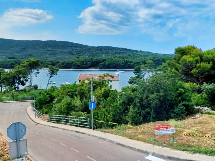 Dugoročni najam zemljišta u Cresu, 6 m od mora uz obalnu šetnicu