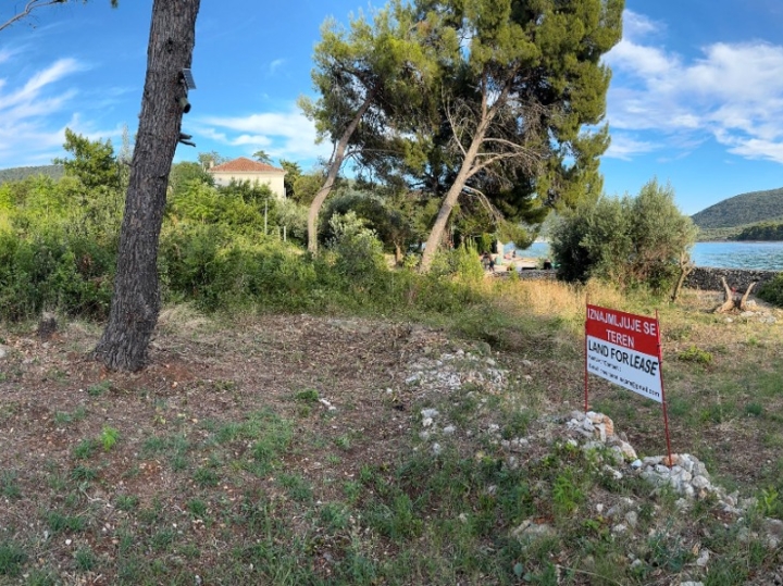 Dugoročni najam zemljišta u Cresu, 6 m od mora uz obalnu šetnicu