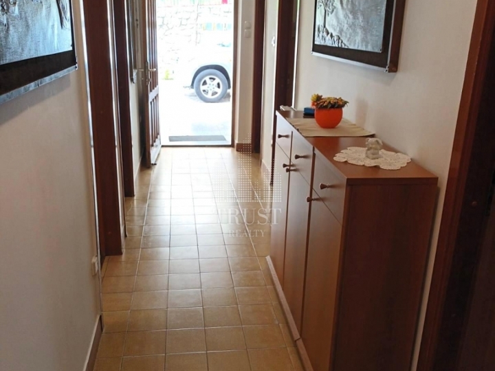 Crikvenica – trosobni stan u centru s parkingom