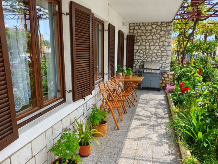Crikvenica – trosobni stan u centru s parkingom