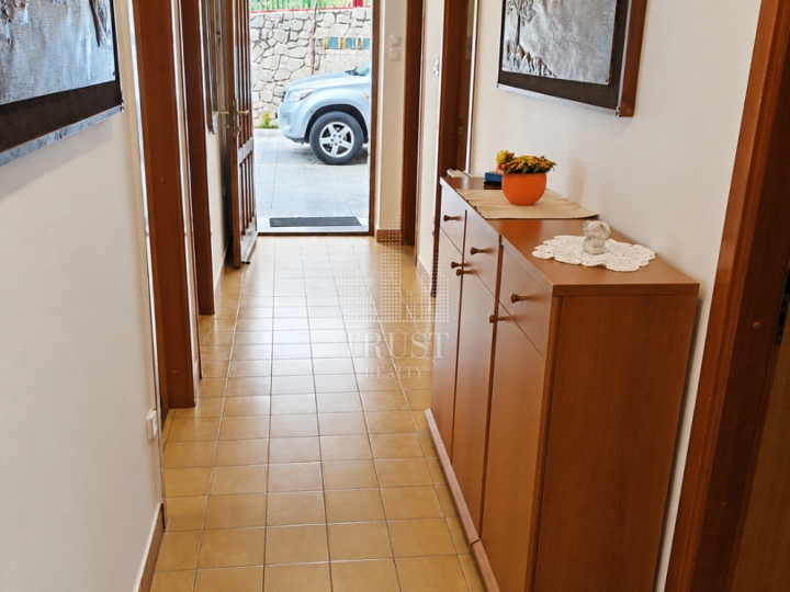 Crikvenica – trosobni stan u centru s parkingom