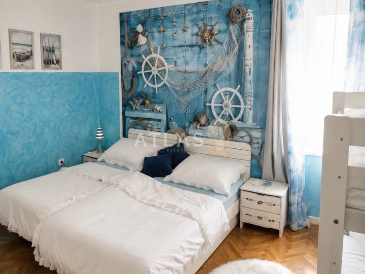 Novi Vinodolski | kuća s pogledom na more, garažom, vrtom i odvojenim apartmanom!