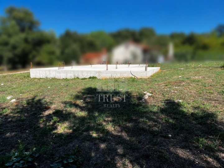 Istra, Labin - građevinsko zemljište sa započetom gradnjom