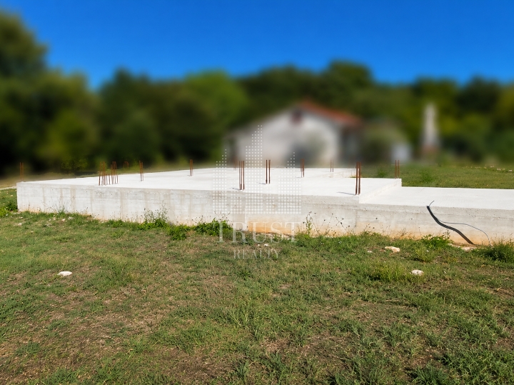 Istra, Labin - građevinsko zemljište sa započetom gradnjom