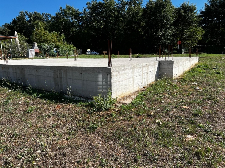 Istra, Labin - građevinsko zemljište sa započetom gradnjom