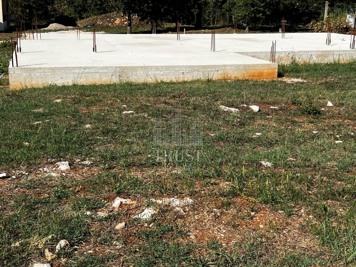 Istra, Labin - građevinsko zemljište sa započetom gradnjom