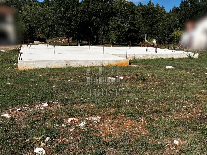 Istra, Labin - građevinsko zemljište sa započetom gradnjom