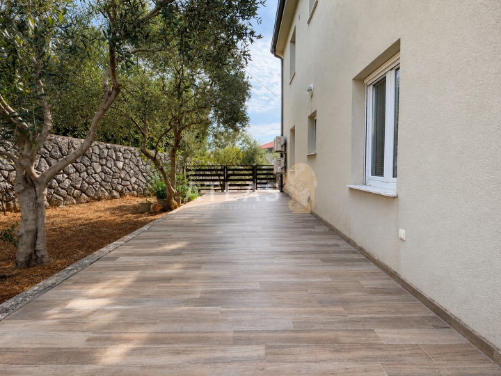 Kastav – dva stana 135 m², pogled na more, vrt i 2 parkinga
