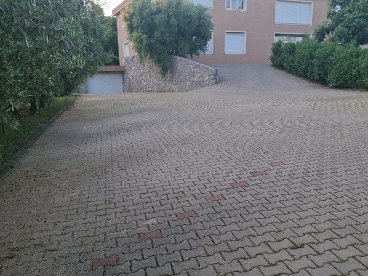 Iznajmljujem 2 ureda u poslovnoj zgradi