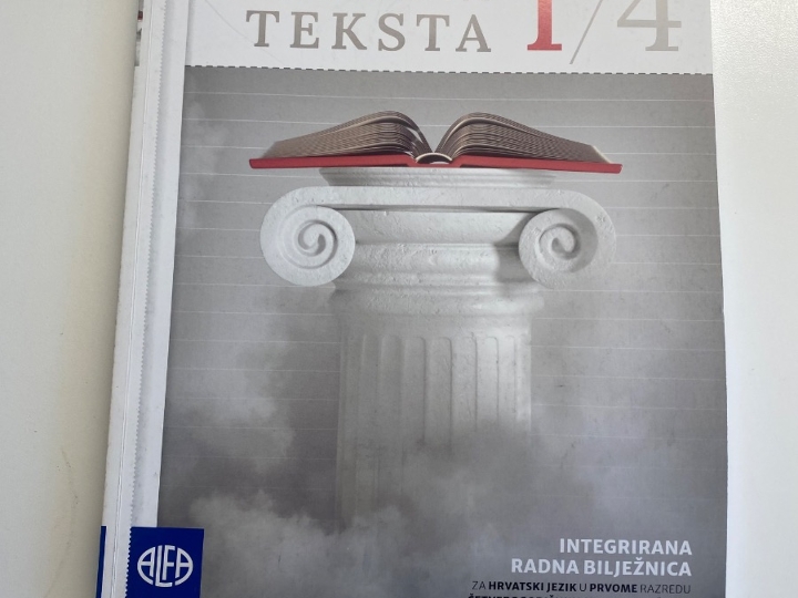 Tragom teksta 1/4, U prvoj klupi 1