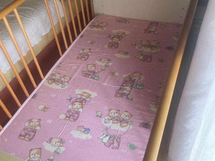 Dječji krevetić s drvenim rešetkama