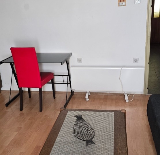 Iznajmljujem stan u Hostima - dostupno odmah