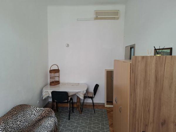 Soba: Rijeka, potpuno namještena, Riva, 8 m2 | Slobodno od 1.10.2026.