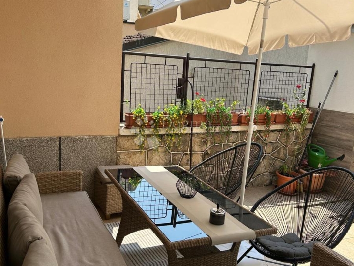 Crikvenica – kuća u nizu | 3 zasebna stana | 100 m od mora i centra