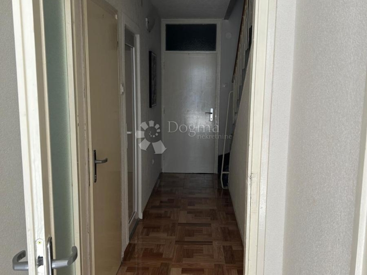 Crikvenica – kuća u nizu | 3 zasebna stana | 100 m od mora i centra