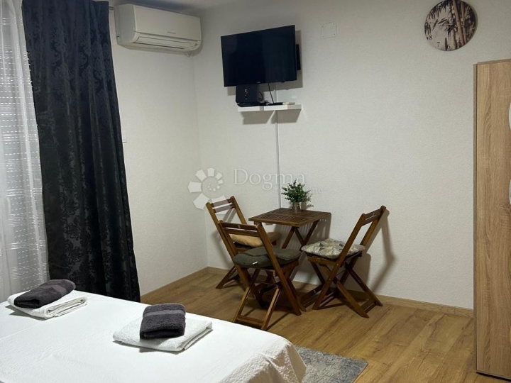 Crikvenica – kuća u nizu | 3 zasebna stana | 100 m od mora i centra