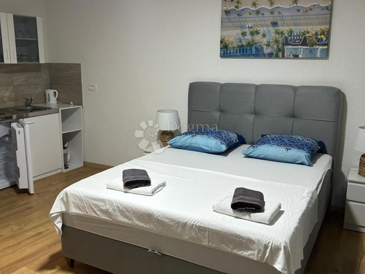 Crikvenica – kuća u nizu | 3 zasebna stana | 100 m od mora i centra