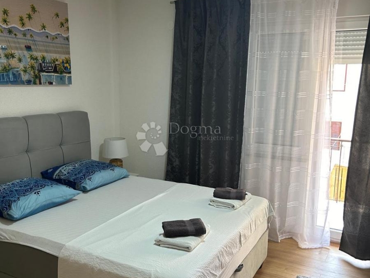 Crikvenica – kuća u nizu | 3 zasebna stana | 100 m od mora i centra